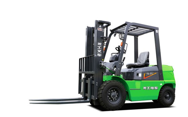  <a href='http://www.gslonking.com/case/' target='_blank' title='天水龙工叉车' ><strong>天水龙工叉车</strong></a>全方位操作与维护指南：优化效率与延长使用寿命  在现代化的物流和仓储行业中，叉车作为重要的物料搬运设备，承担着不可或缺的角色。龙工叉车以其卓越的性能和稳定的质量，受到了广泛欢迎。本文章将深入探讨龙工叉车的操作与维护全攻略，帮助您提高工作效率，延长设备使用寿命。   一、龙工叉车的基本构造  在深入操作与维护之前，了解龙工叉车的基本构造至关重要。叉车主要由以下几个部分组成：  1. 底盘：是叉车的基础，支撑其整个结构，承受重物的压力。  2. 动力系统：大多数龙工叉车采用柴油、液化气或电池驱动，动力系统的选择直接影响叉车的使用场景和效能。  3. 升降系统：负责叉车的上下升降动作，采用液压系统，确保负载的稳定性和安全性。  4. 操控系统：包括方向盘、控制杆、踏板等，操控系统的灵敏度与人机工程学设计直接影响操作的舒适度和安全性。  5. 安全装置：如防倾斜装置、警报器和安全带等，以确保操作人员和货物的安全。   二、龙工叉车的操作指南  使用龙工叉车时，操作人员需遵循一系列的操作步骤，以确保高效和安全的搬运过程。   1. 操作前的准备  - 检查叉车状态：在操作前，请检查叉车的机油、液压油和冷却液的水平，确保动力系统正常运转。  - 检查轮胎：确保轮胎气压正常，避免因轮胎问题导致的安全隐患。  - 仔细检查安全装置：确保所有安全装置正常工作，包括安全带和防倾斜装置。   2. 启动操作  - 安全检查：在启动叉车之前，再次核实周围无障碍物，确保行驶道路畅通。  - 启动发动机：依照说明书的步骤启动发动机，注意听是否有异常声响。  - 温暖机器：在正式操作前，让叉车预热几分钟，以保证各部件充分润滑。   3. 操作过程中的注意事项  - 负载管理：不同型号的龙工叉车有不同的承重限制，务必遵循相关规定，避免超载。  - 驾驶技巧：保持稳定的驾驶速度，尤其是在转弯时，应减速行驶，确保平稳。  - 货物搬运：将货物提升至适当高度，尽量靠近叉车正下方搬运，防止重心偏移导致叉车倾斜。   4. 停车和关闭叉车  - 规范停车：在停车时，应将叉车停放在平地上，并将货叉降低至地面，确保叉车稳定。  - 启用手刹：使用手刹固定叉车位置，以避免意外滑动。  - 关闭叉车：最后，按照操作手册的步骤关闭发动机，并进行必要的安全检查。   三、龙工叉车的定期维护与保养  恰当的维护与保养是延长龙工叉车使用寿命的关键。以下是叉车维护的详细指南。   1. 日常维护  - 清洁叉车：每日操作结束后，应对叉车进行清洁，特别是液压系统和轮胎部分。  - 润滑保养：定期对活动关节、轴承和链条等进行润滑，确保机械部件的灵活性与稳定性。  - 检查液体水平：每周检查机油、液压油和冷却液的水平，如果发现缺少应及时添加。   2. 定期保养  - 更换机油：根据使用频率，建议每500小时或每个月更换机油和机油滤清器。  - 检查电池：对于电动叉车，定期检查电池的电量和接头的连接状态，确保充电系统正常。  - 刹车系统：定期检查刹车片的磨损情况，如发现过度磨损，及时更换。   3. 年度检修  - 全面检验：每年至少进行一次全面检修，包括对整个叉车的电气系统、液压系统和动力系统进行检查。  - 专业人员检查：建议找专业的维修人员进行检修，确保叉车的每一个部件都在最佳状态。   四、提升叉车操作效率的小技巧  为了在使用龙工叉车的过程中进一步提高工作效率，以下小技巧可以帮助您更好地管理工作流程。   1. 优化工作流程  - 合理安排工作时间：根据工作量合理安排叉车的使用时间，减少不必要的等待和闲置，提高工作效率。  - 使用合适的叉车：根据不同工作场合选择合适的叉车类型，如天水电动叉车适合室内操作，而天水内燃叉车适合户外重载工作。   2. 培训操作人员  - 定期培训：对操作人员进行定期的专业培训，提高他们的操作技能和安全意识，避免因操作不当导致的事故。  - 分享经验：鼓励操作员之间分享工作经验，提升团队整体的作业效率。   3. 维护工作环境  - 保持工作区域清洁：保持作业区域的整洁与规整，确保叉车操作的顺畅，不易造成事故。  - 设置交通标识：根据业务需求设置清晰的交通标识和警示牌，提高场内的安全性。   总结  天水龙工叉车凭借其划算的性价比和卓越的性能，已成为许多企业物料搬运的首选设备。然而，合理的操作和维护是实现叉车高效运作的基础。通过掌握本文的操作与维护全攻略，您不仅能够提高工作效率，还可以大幅度延长叉车的使用寿命。希望每位叉车操作员能在安全的环境中，充分发挥天水叉车的优势，实现最佳的作业效果。